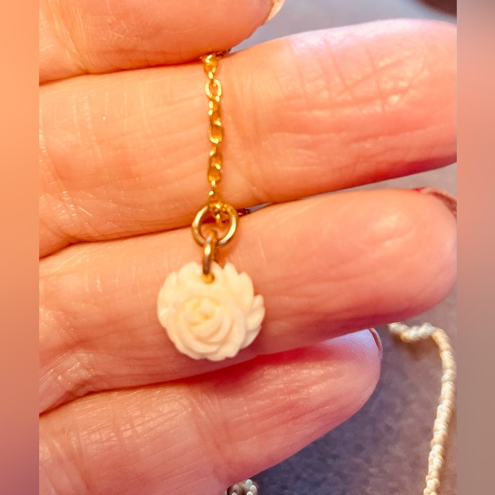 🔴Bundle of Two Gold Tone Necklaces - Picture 9 of 10